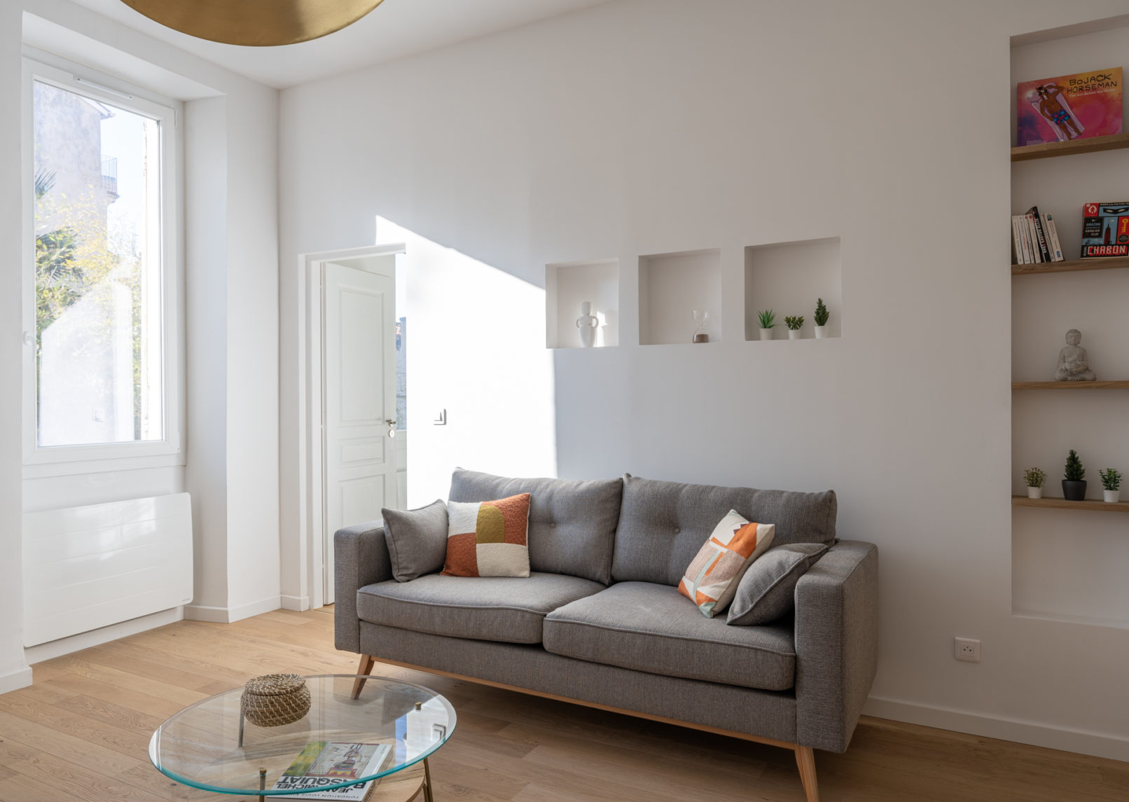 Canapé gris et coussins oranges