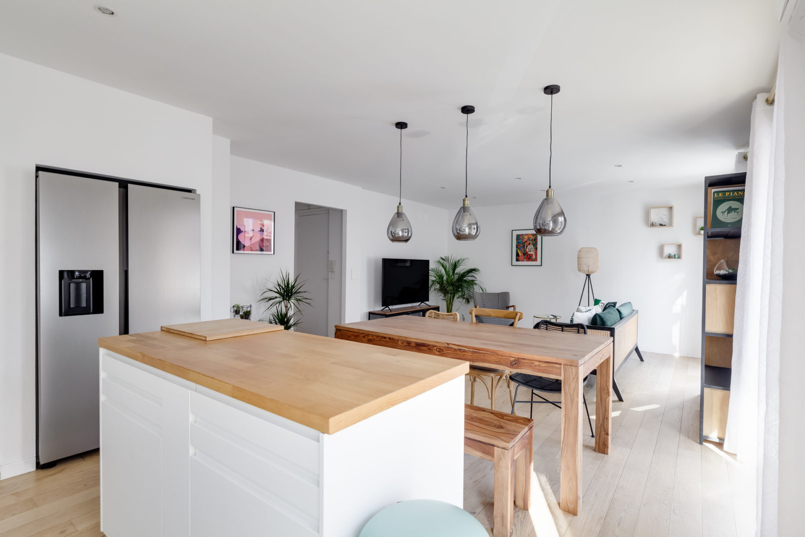 Salon vu depuis la cuisine