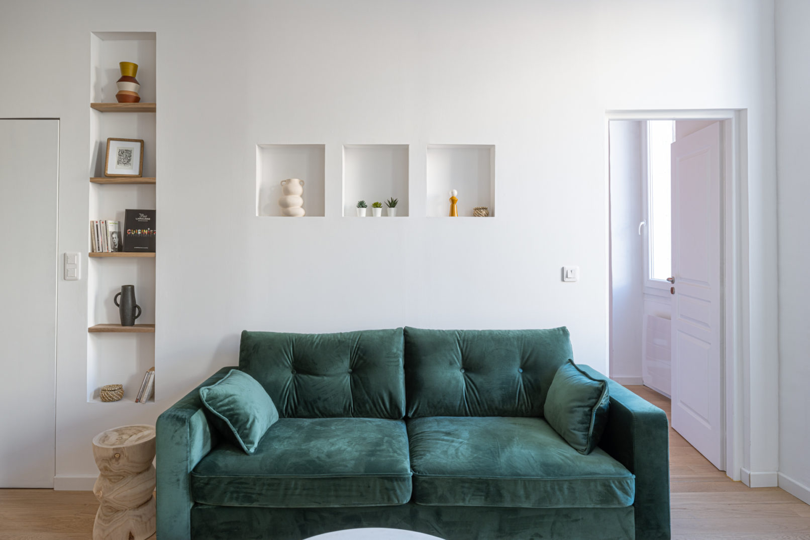 Canapé en velours vert et niches