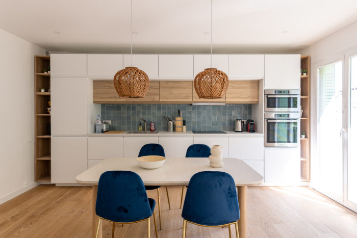 Cuisine en linéaire, blanc et chêne vue de face