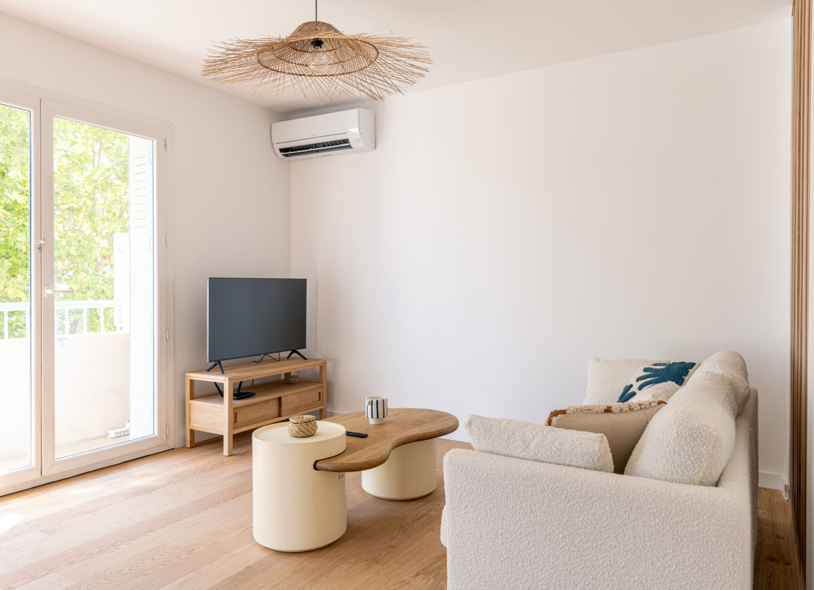 Canapé blanc bouclette, table blanc et chêne, meuble TV en teck