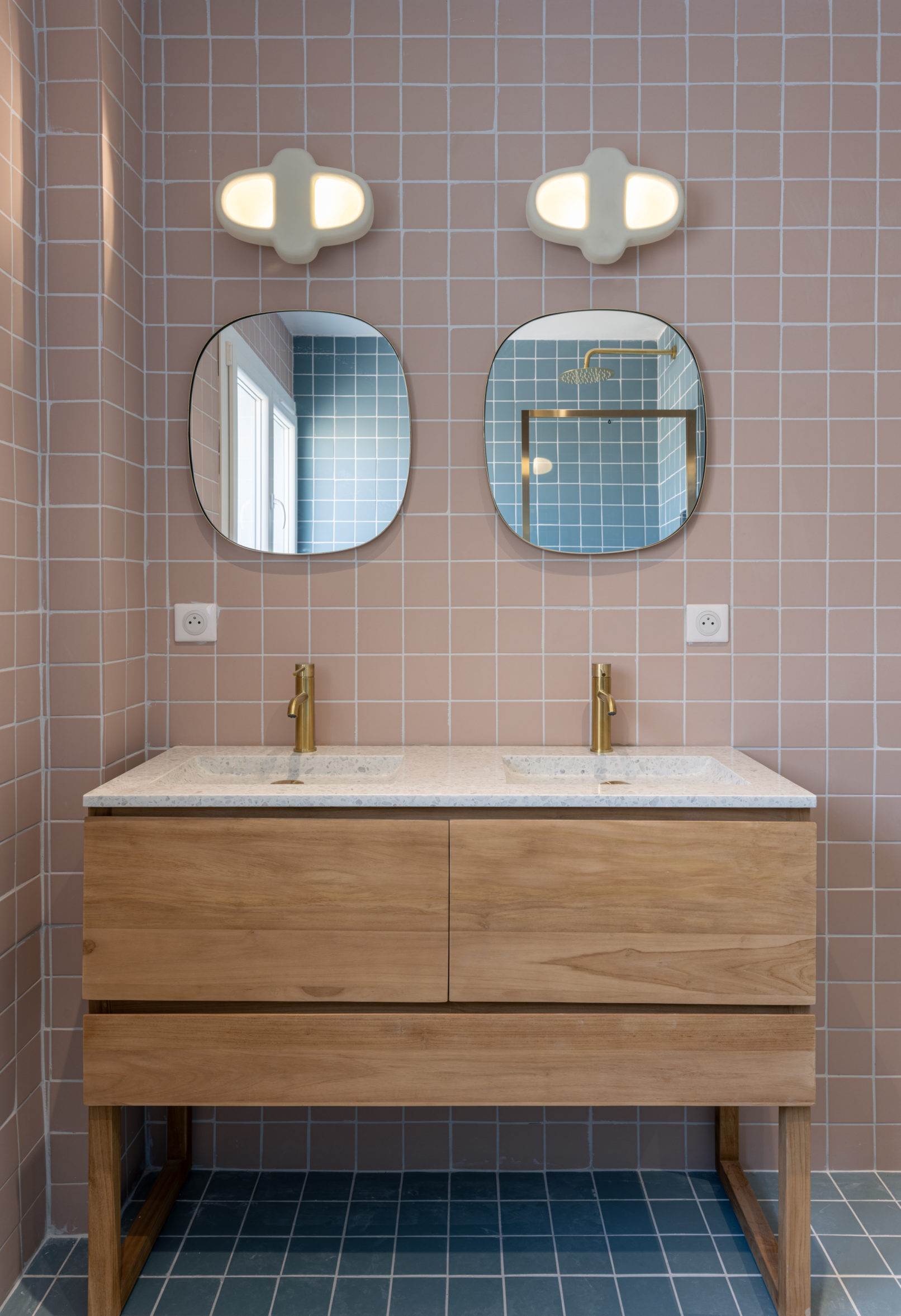 Meuble tikamoon, miroirs dorés, luminaires blancs en céramique mate