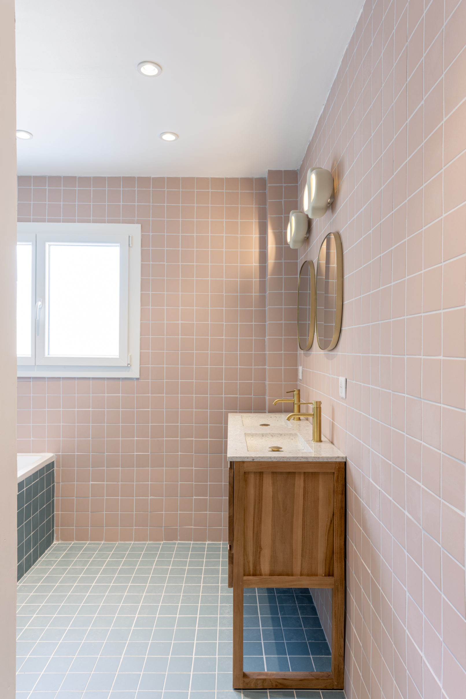 Salle de bain rose et bleu, meuble de salle de bain Tikamoon en teck et terrazzo