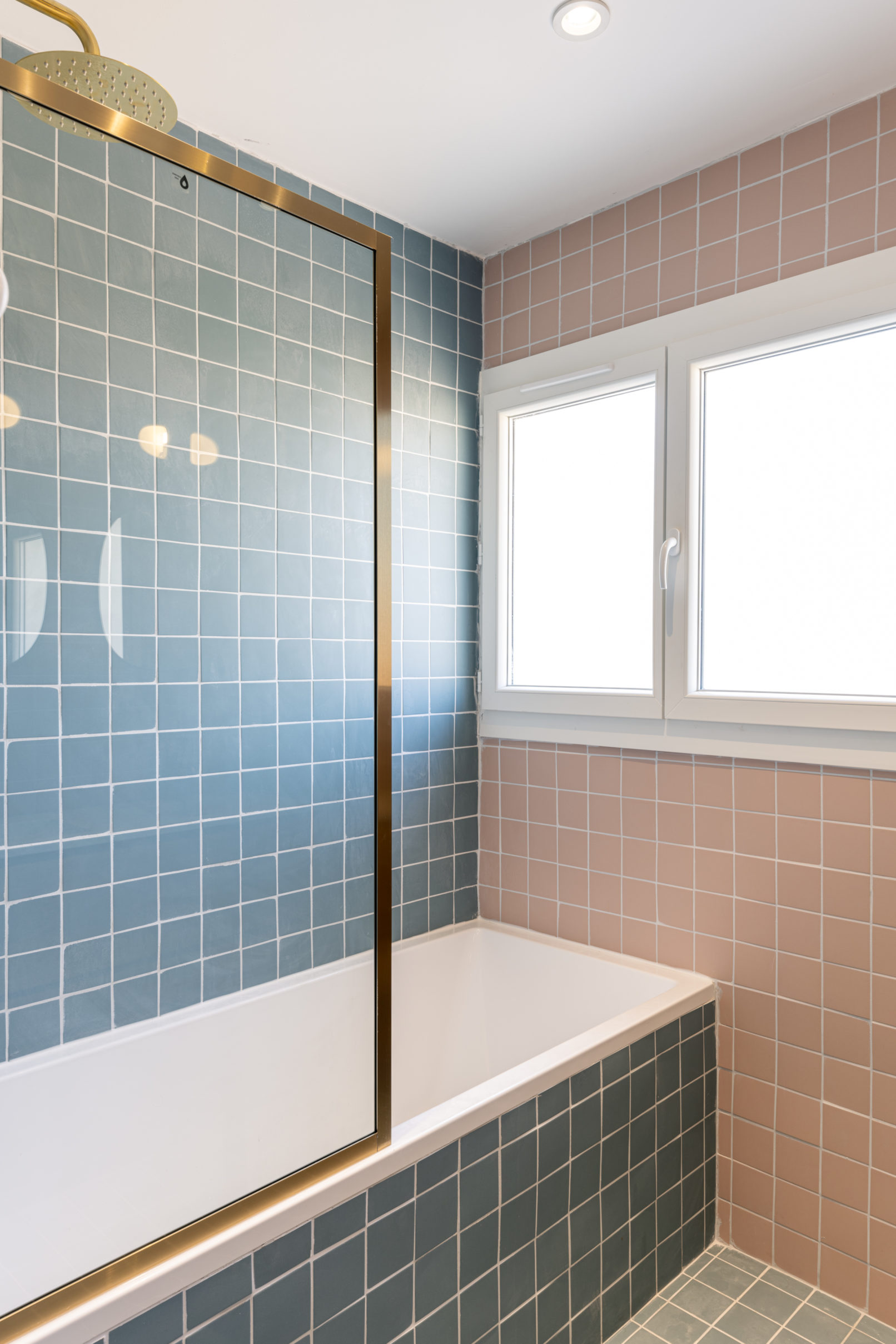 Baignoire blanc, robinetterie doré, pare-baignoire doré