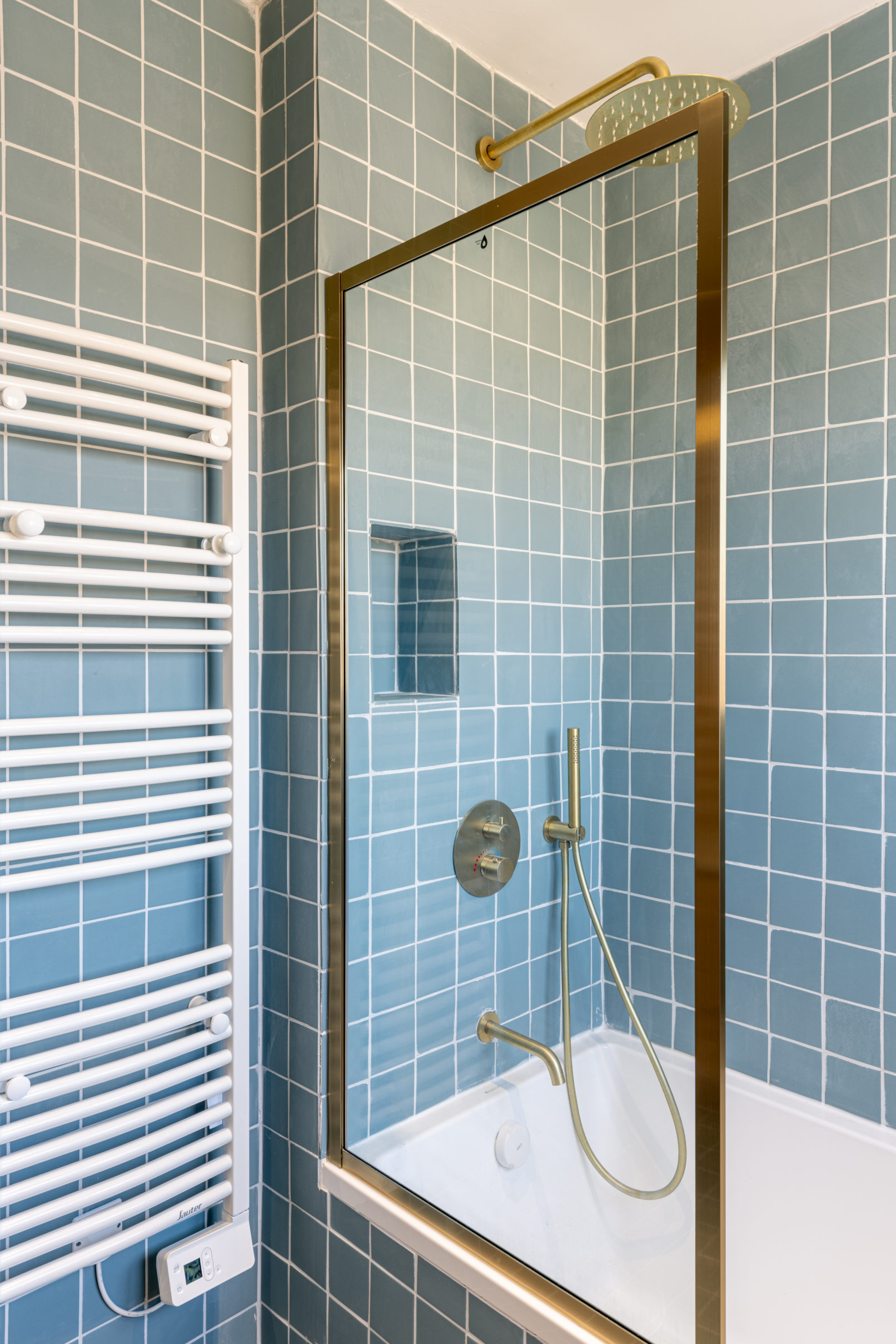 Niche en faïence bleue, radiateur sèche serviette blanc