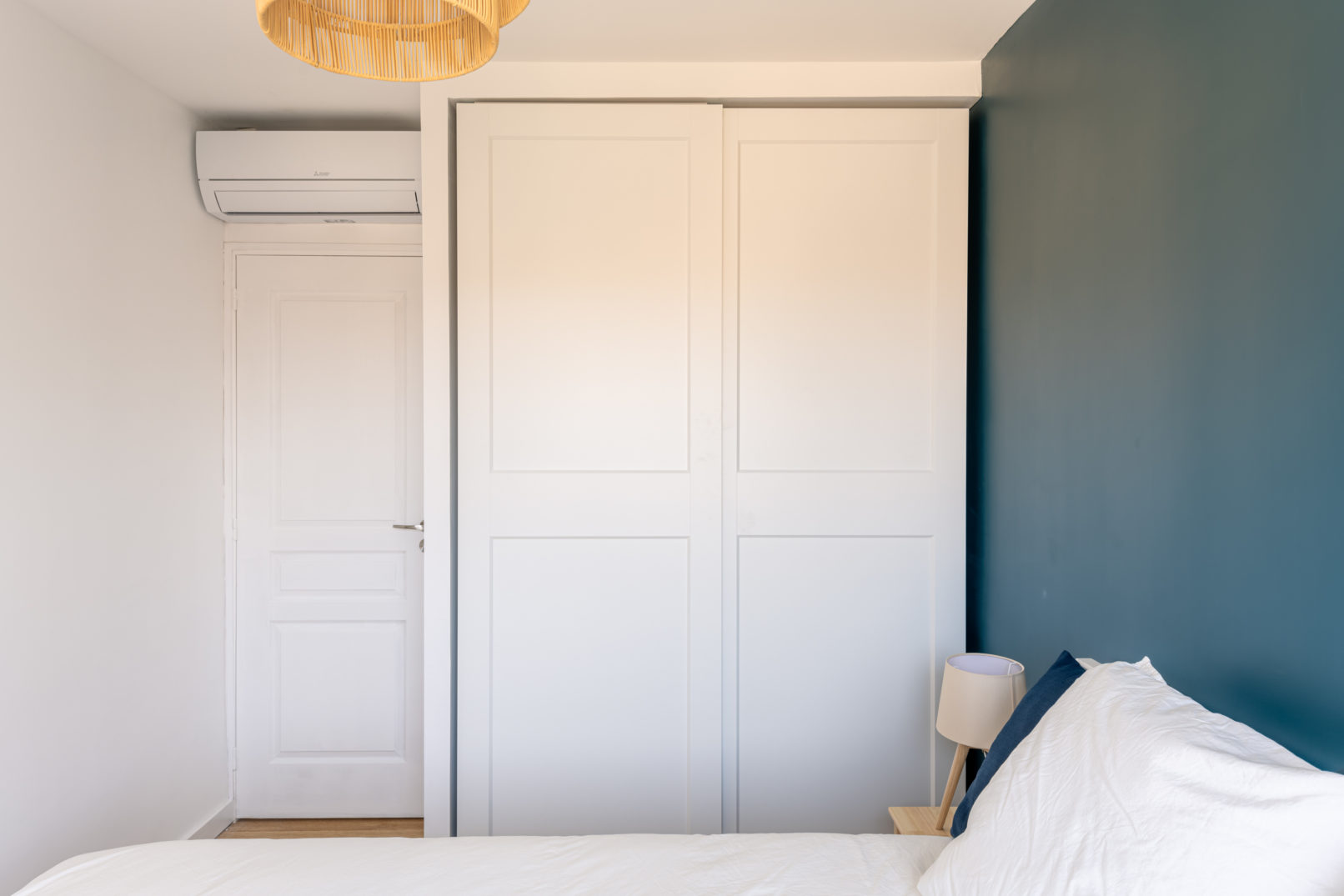 Chambre avec mur bleu, armoire PAX IKEA blanc