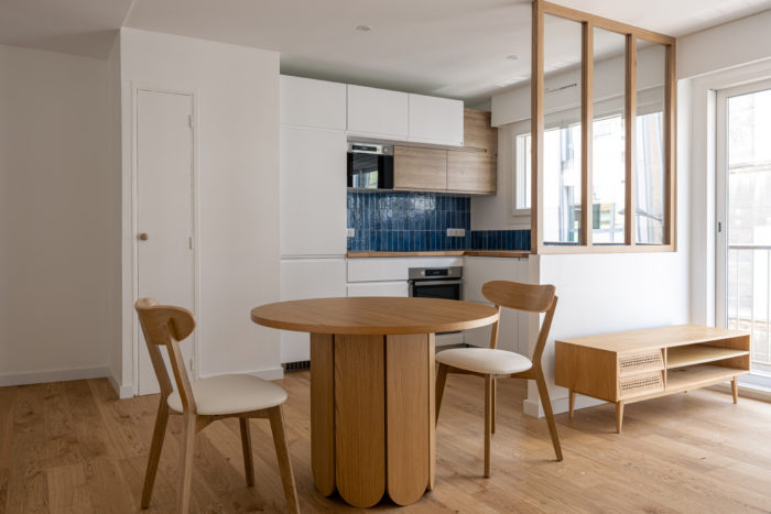 Cuisine ouverte avec table ronde en chêne