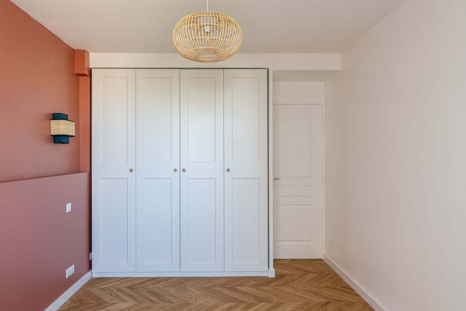 Chambre avec parquet point de Hongrie et mur terracotta