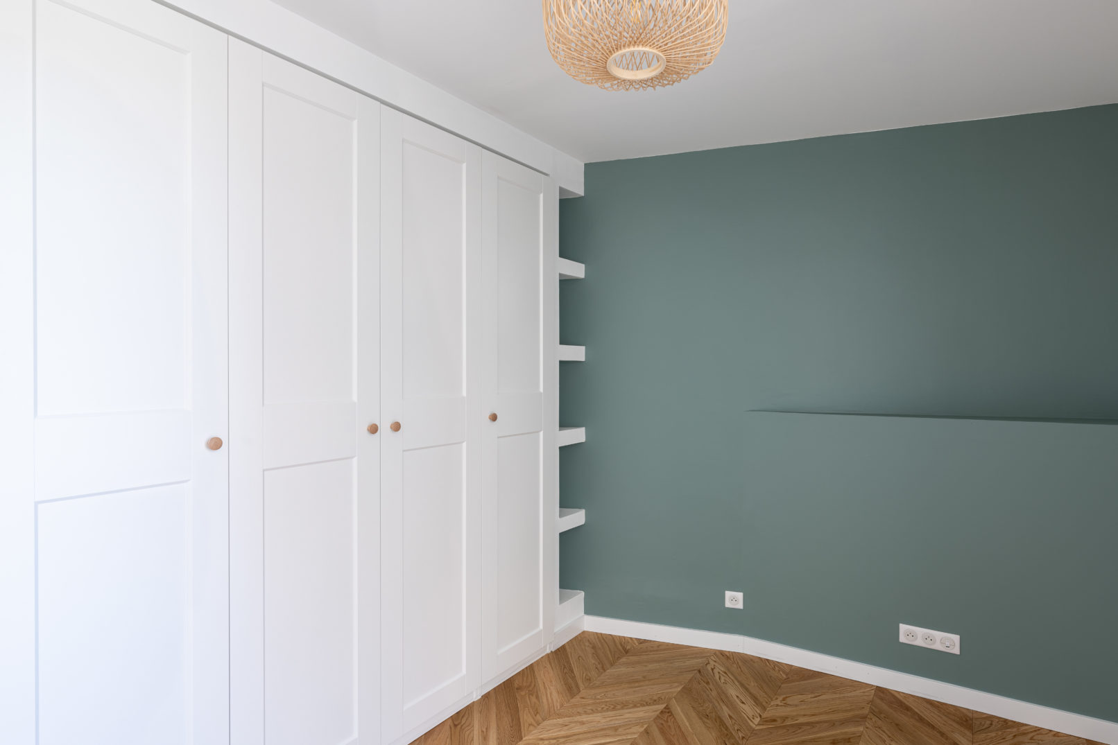Chambre blanc, vert et bois