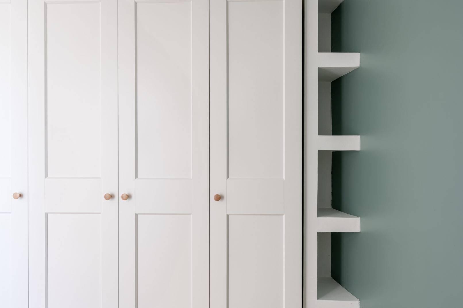 Placard dressing avec portes ouverture à la française et niches sur-mesure