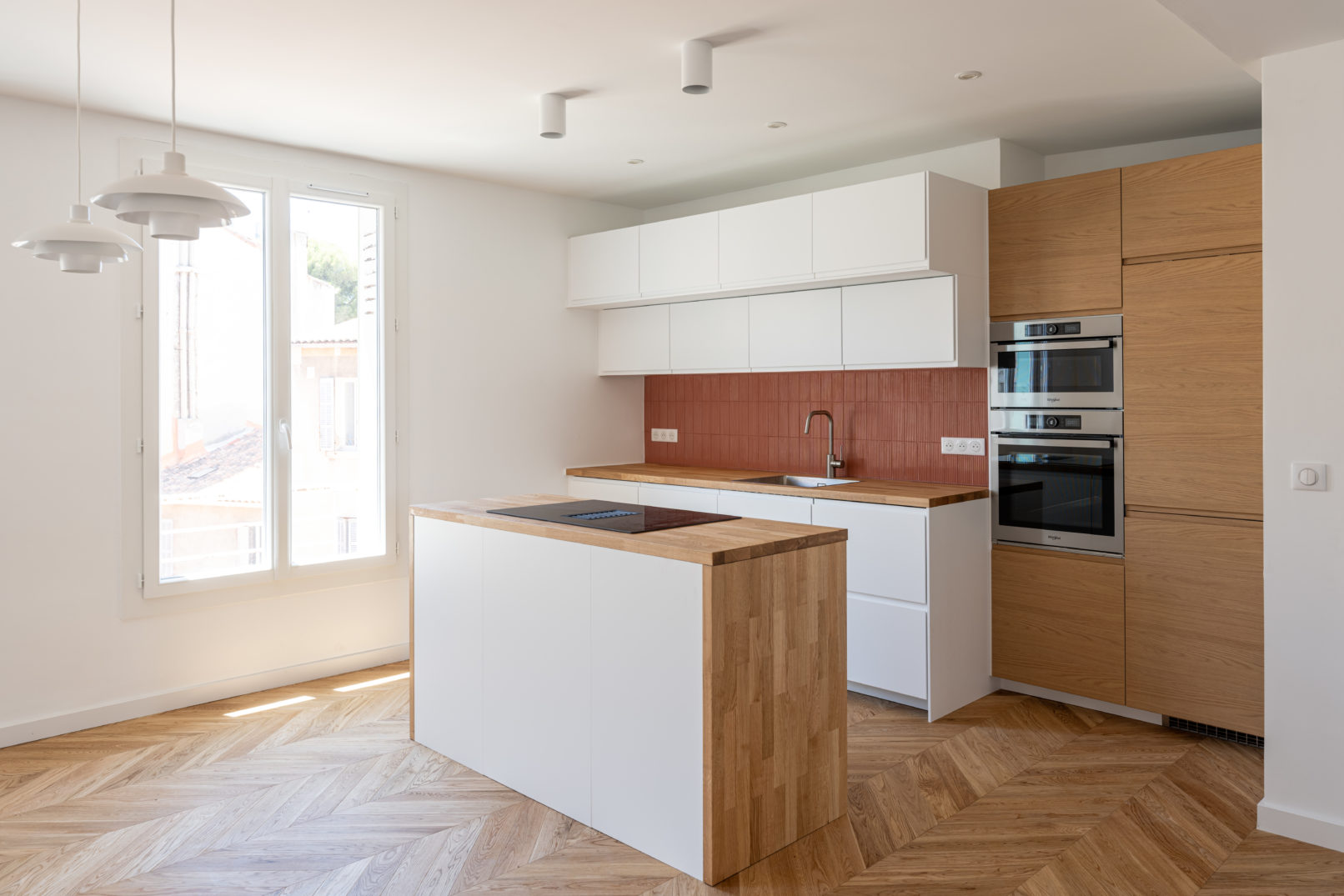 Cuisine blanc et bois avec crédence terracotta