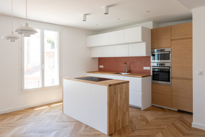 Cuisine blanc et bois avec crédence terracotta